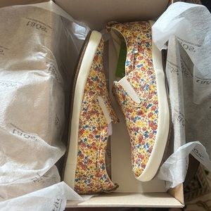 Comfortable Floral Taos slip on sneakers size 9.